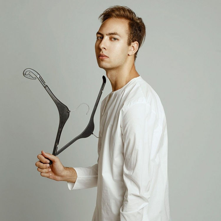 Модель в эротическом белье прогуливалась по Центральному рынку столицы