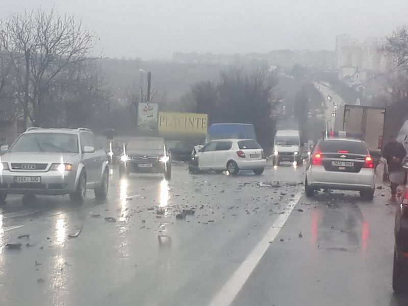 Accident grav pe traseul Chișinău-Leușeni: Cel puțin două mașini s-au lovit violent