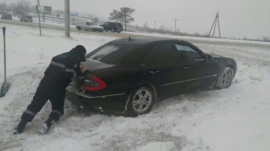 Peste 50 de mașini, deblocate de polițiști