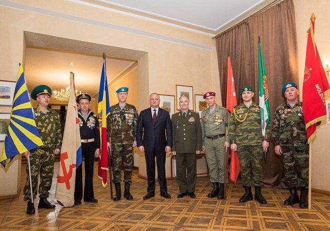 В День защитника Отечества Додон наградил группу военных