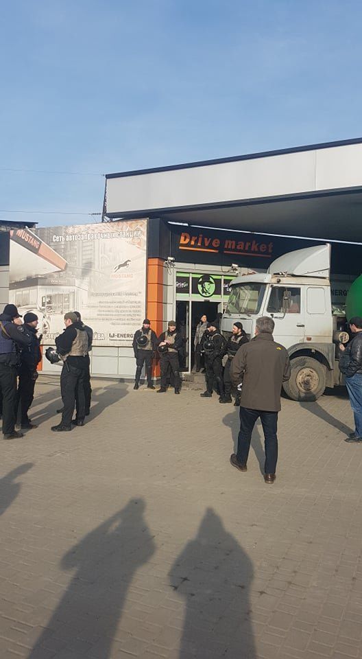Под Черноморском неизвестные захватили заправку