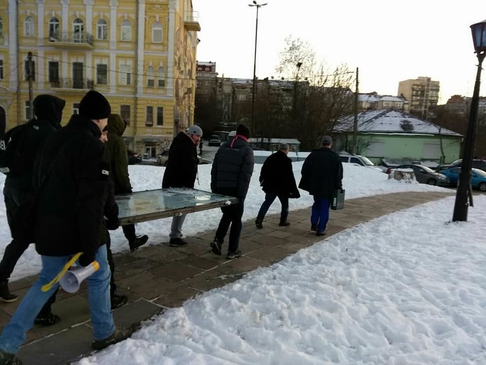В Киеве радикалы спилили информационный стенд часовни УПЦ МП