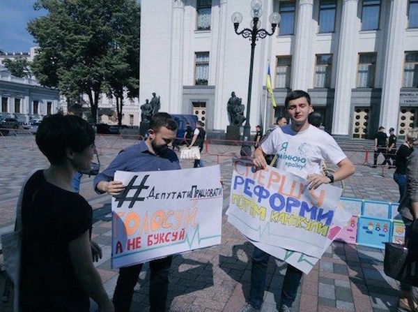 Под Раду принесли шезлонги и пляжные зонты