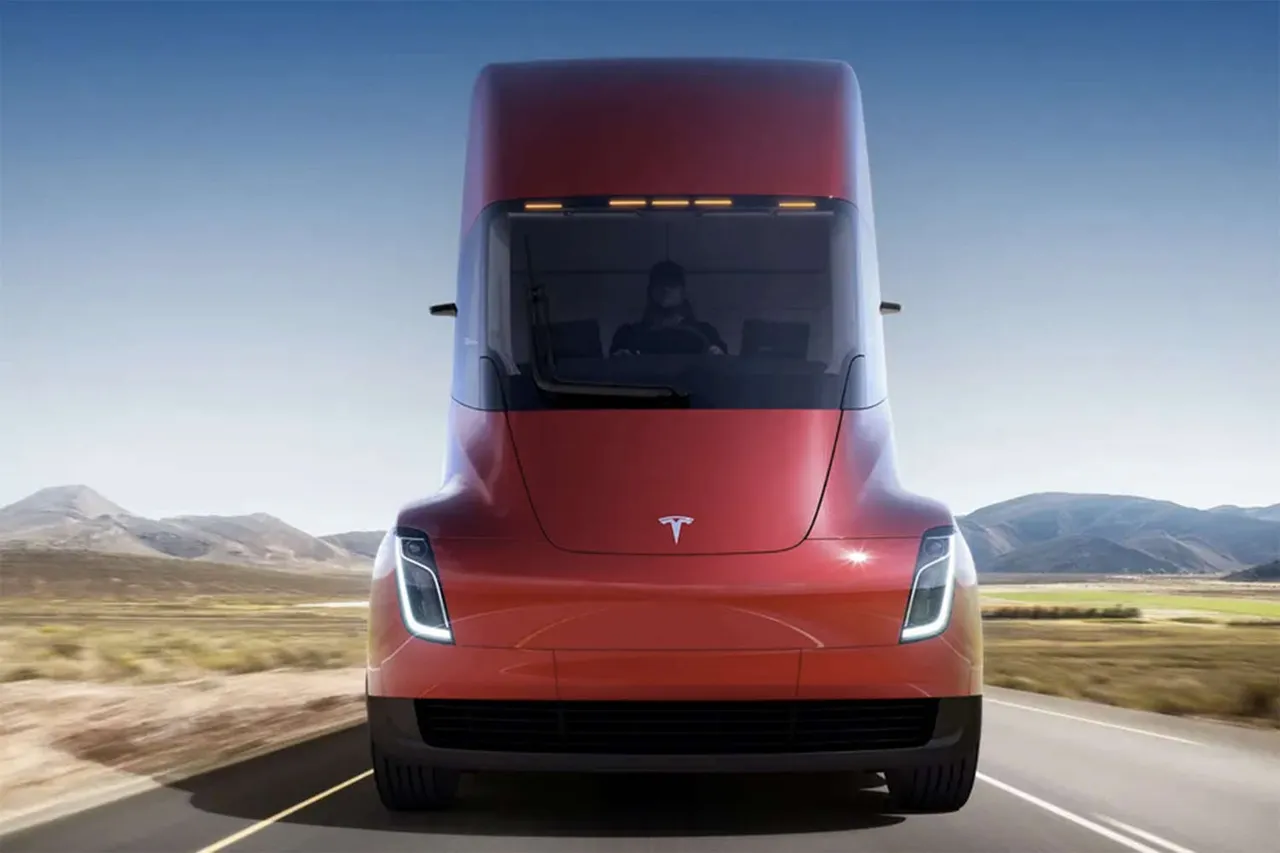 Tesla начала принимать предзаказы на электрогрузовики Semi