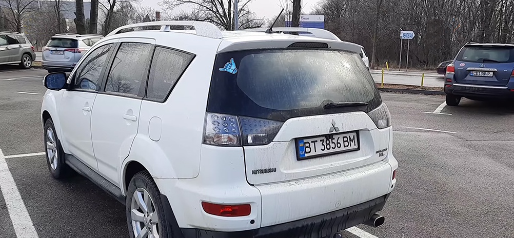 Власти Ясс ищут решения для брошенных в аэропорту украинских машин