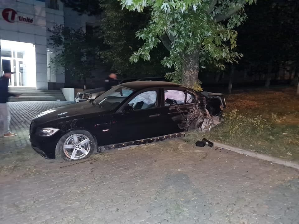 Водитель BMW совершил ДТП и бросил авто, покинув место аварии