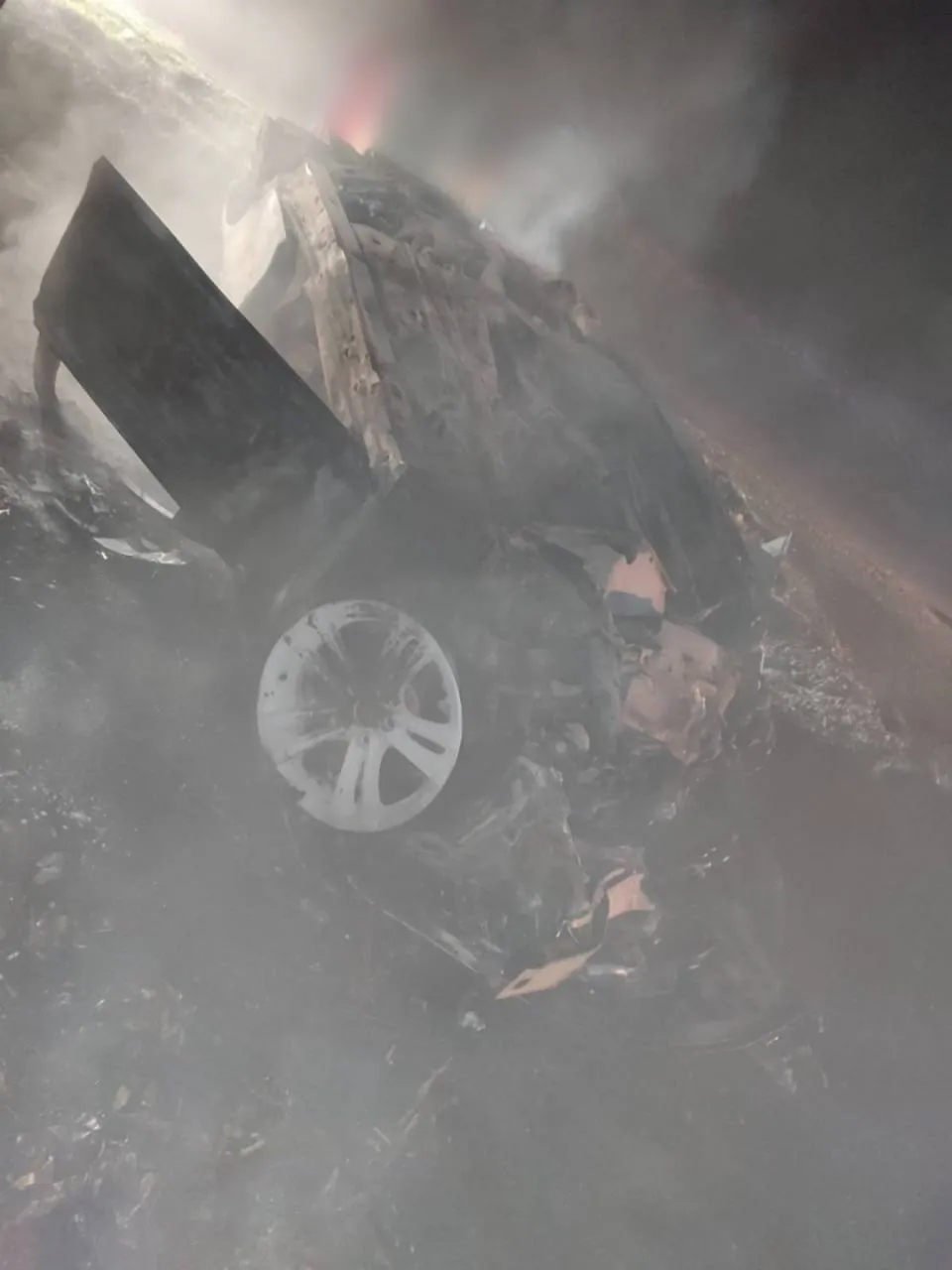 Un BMW s-a răsturnat și a luat foc la Edineț: Șoferul și pasagerul au supraviețuit în mod miraculos