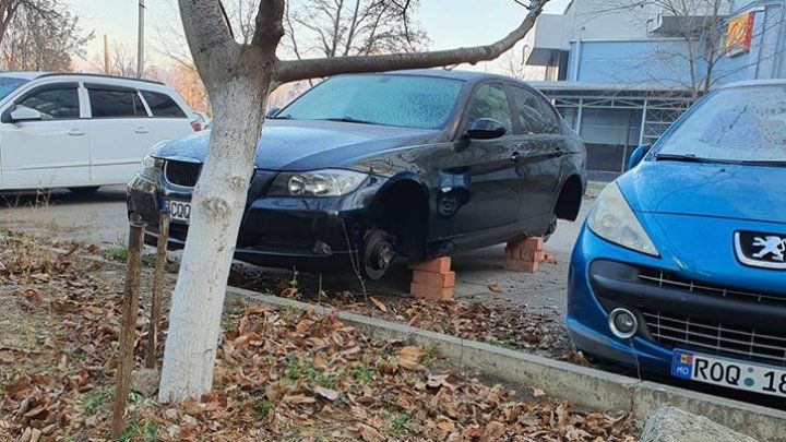 В столице водитель нашел свою машину без колес