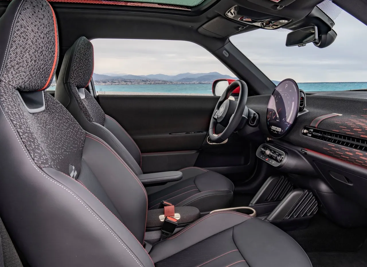 Представлен спортивный электромобиль Mini