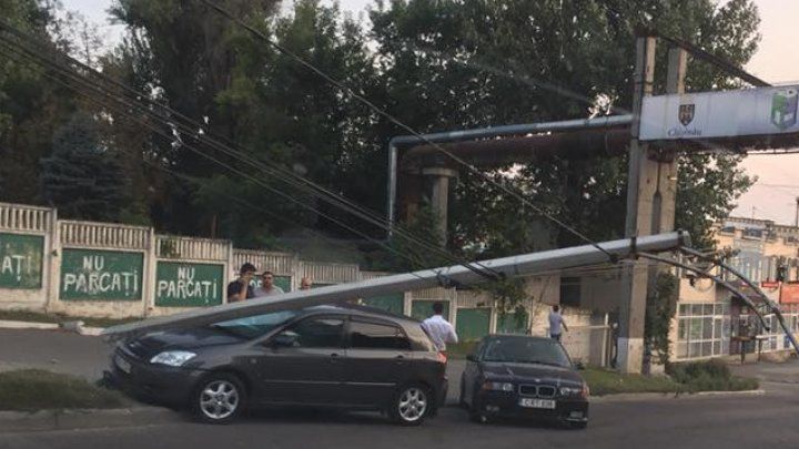 Авария на столичной улице Вадул-луй-Водэ: автомобиль въехал в столб