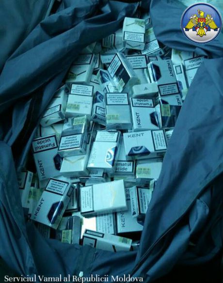 Два румына пытались вывезти из Молдовы забитые сигаретами сумки