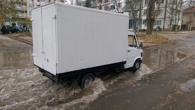 На Ботанике канализационной водой затопило двор
