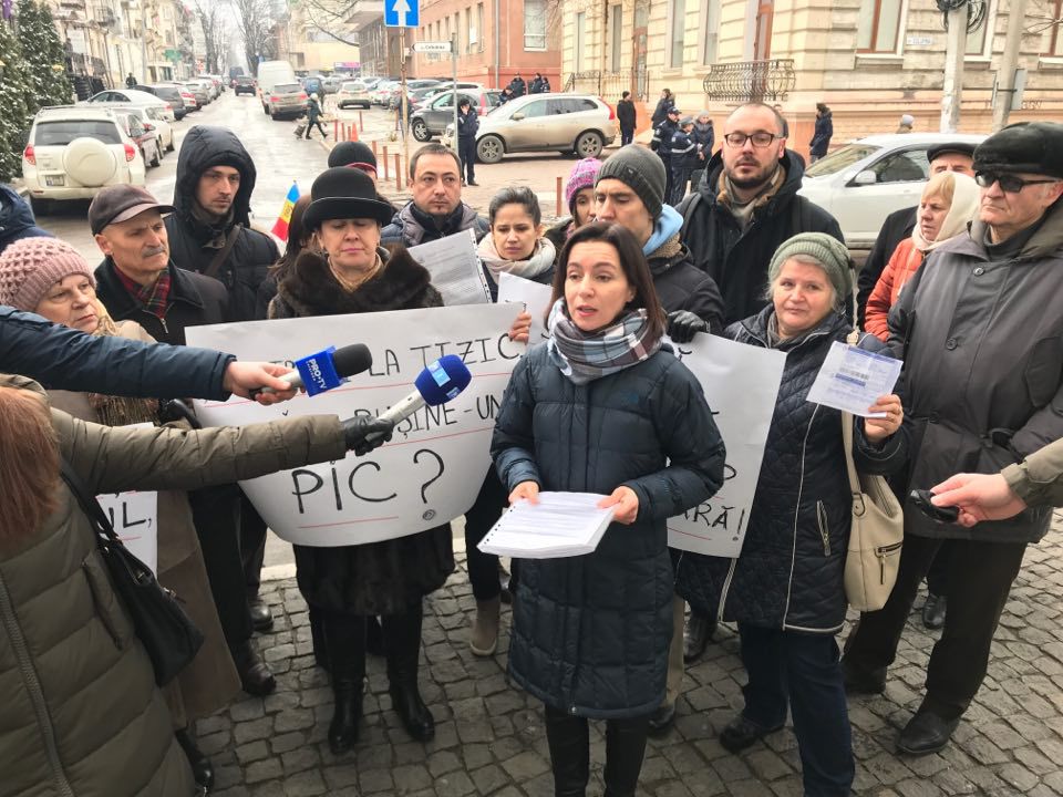 PAS провела флешмоб перед НАРЭ с требованием снизить тарифы на газ