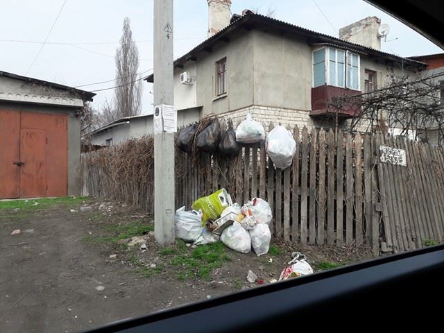 Из Кишинева перестали вывозить мусор, отходы уже вешают на заборы