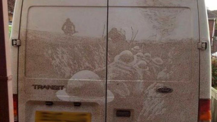 Artă fără limite. Bărbatul care face desene pe automobile nespălate