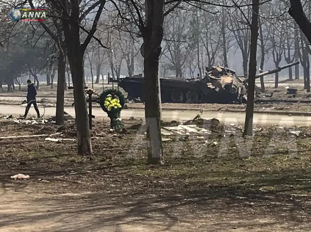Скверы и парки Мариуполя превратились в кладбище