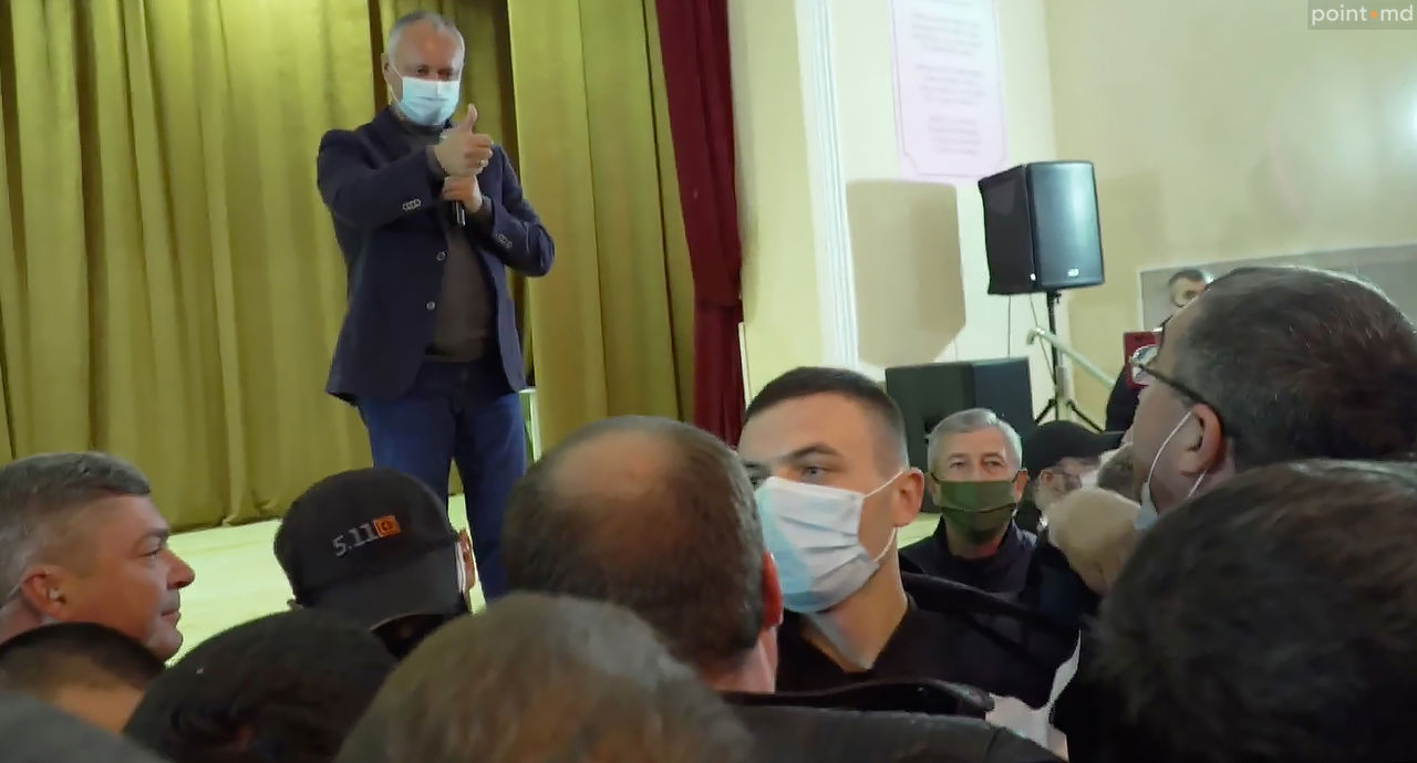 Усатый в Фалештах пришел на встречу с Додоном: "Ты все равно сядешь!"
