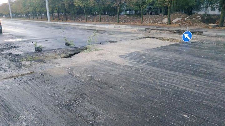 В столице из-за ливня автомобиль едва не провалился в яму