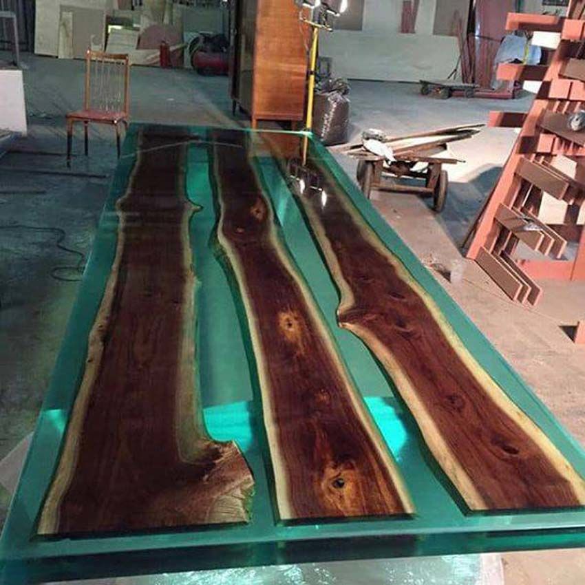 Прикованный к коляске мужчина из Молдовы создает уникальные 3D-столы из дерева и стекла