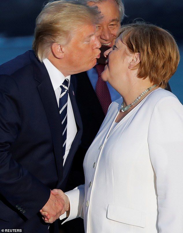 Эксперт по этикету — о поцелуях лидеров на саммите G7: Это явный перебор