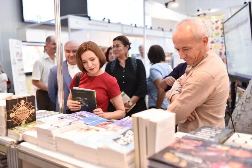 Санду на ярмарке Bookfest прочла детям “Маленького принца” и раздала автографы
