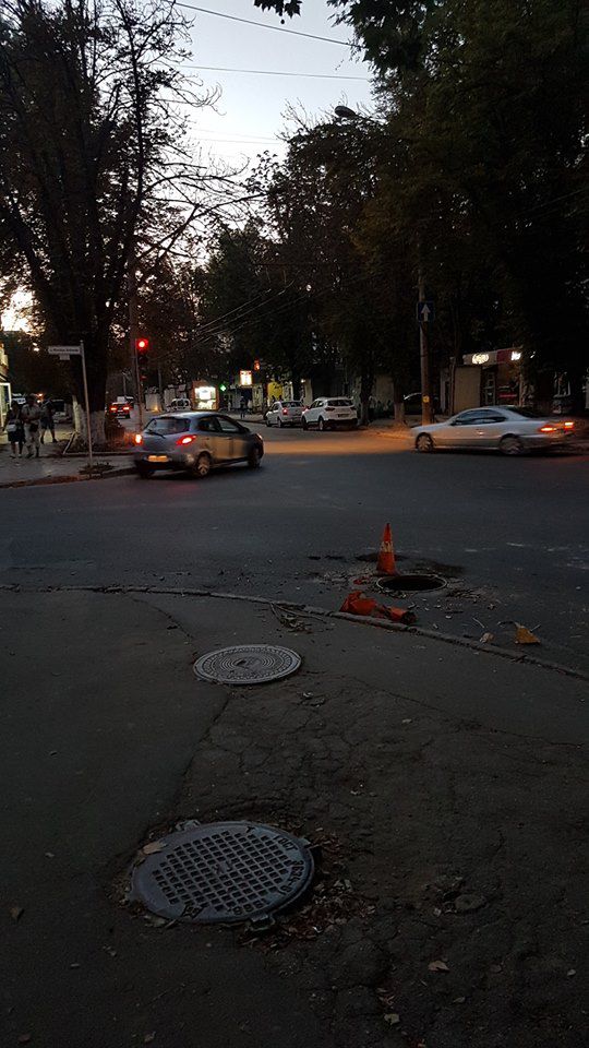 Автомобиль провалился в открытый люк на столичном перекрестке