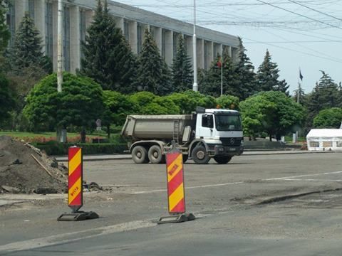 Центр Кишинева парализован из-за перекрытой для ремонта площади Великого Национального Собрания