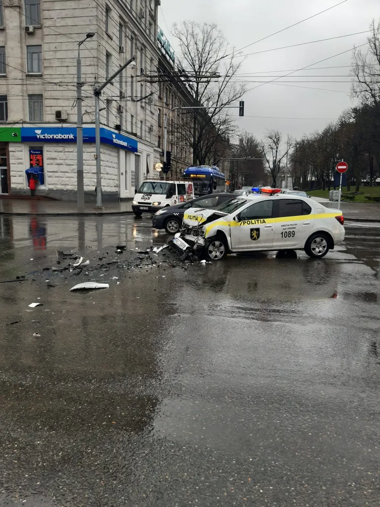 В Кишиневе произошло ДТП с участием машины полиции и скорой помощи