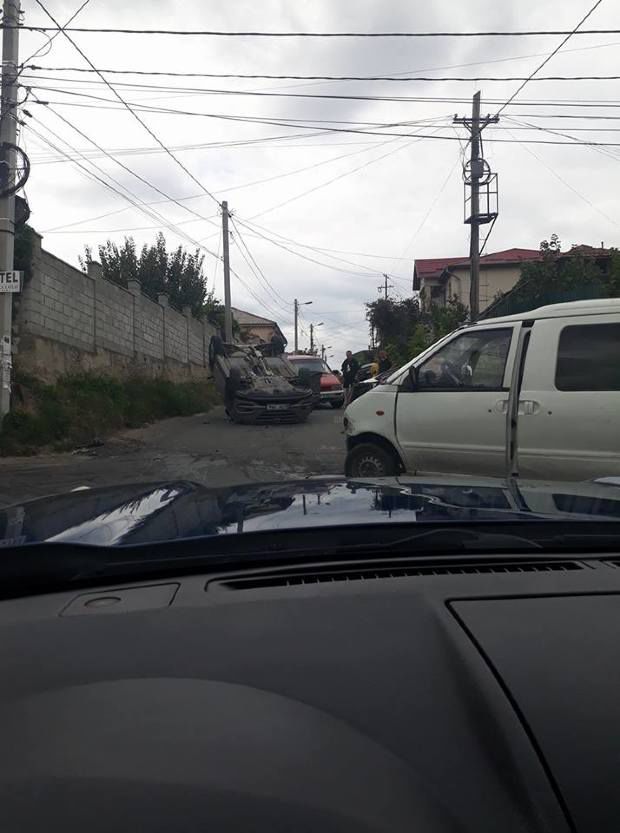 O mașină s-a răsturnat la o intersecție dintr-un cartier din Chișinău, după ce s-a ciocnit cu alta