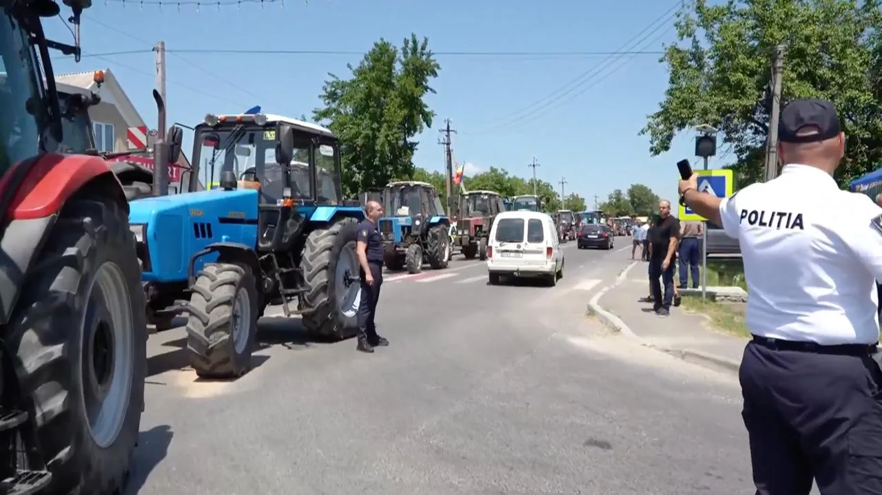 Полиция: Фермеры пытаются заблокировать таможню Скулень и отказываются сотрудничать