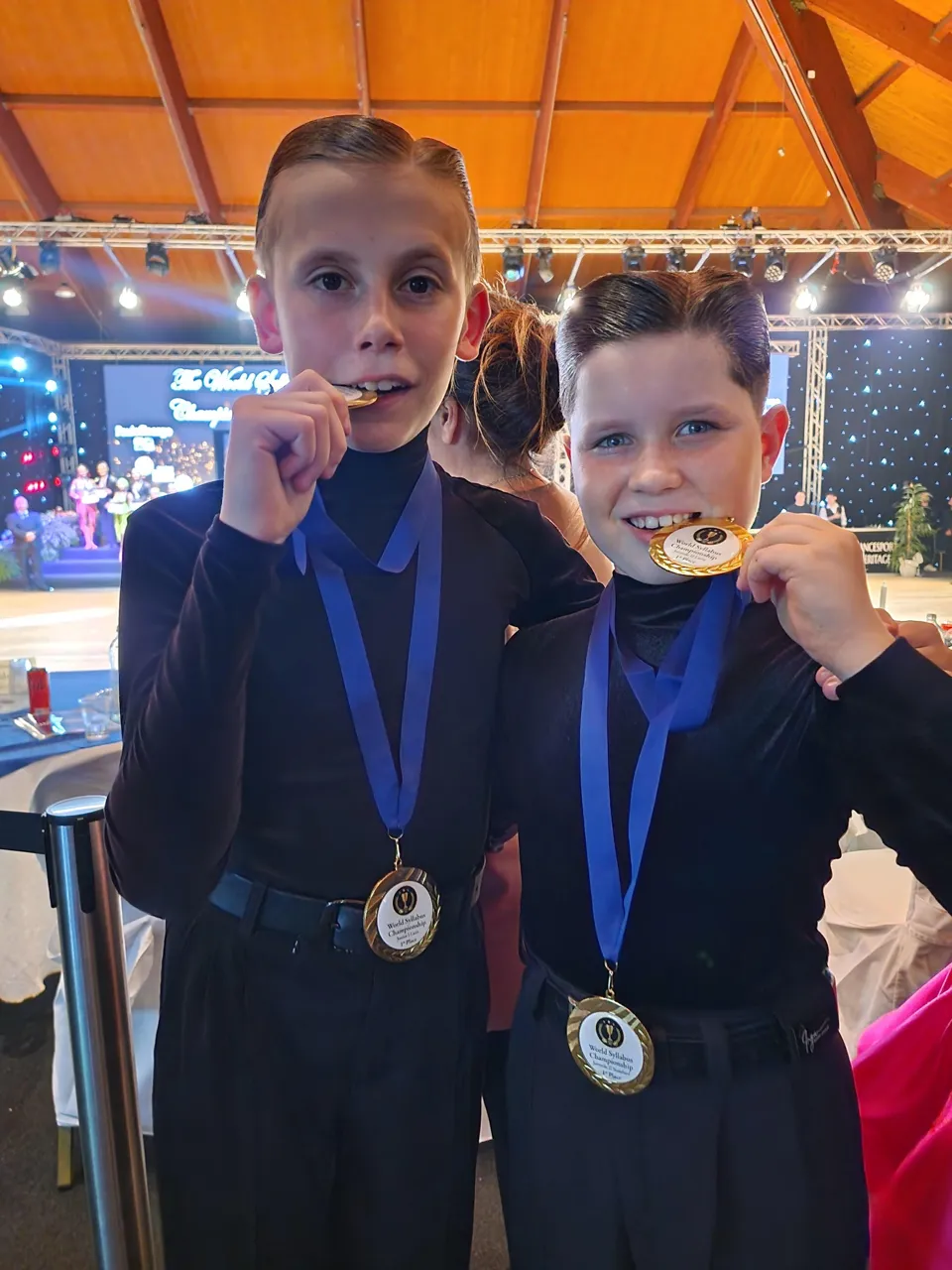 Две пары танцоров из Молдовы стали двукратными чемпионами мира