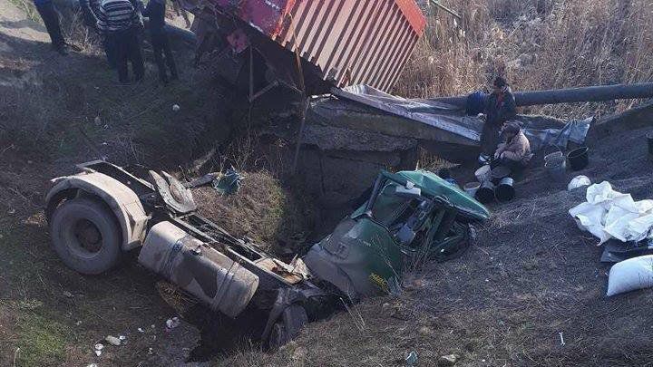 Водитель смятой в лепешку фуры чудом выжил в ДТП