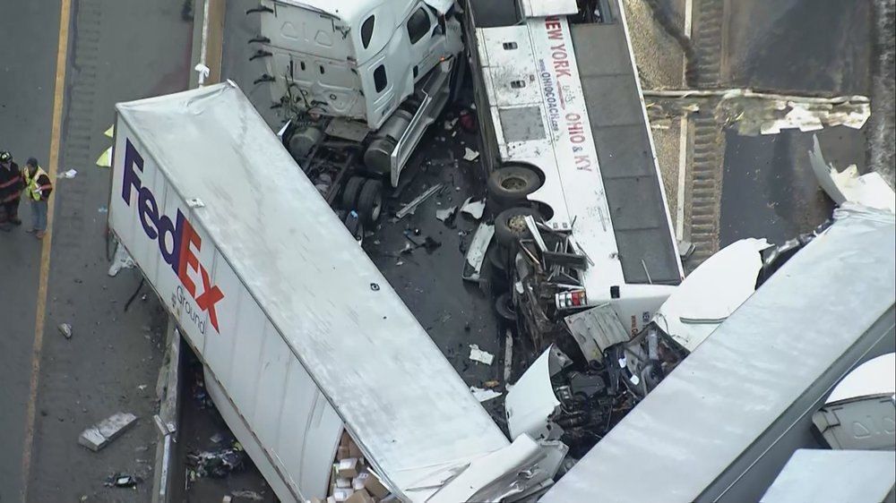 Свыше 50 человек госпитализированы в США после крупной аварии