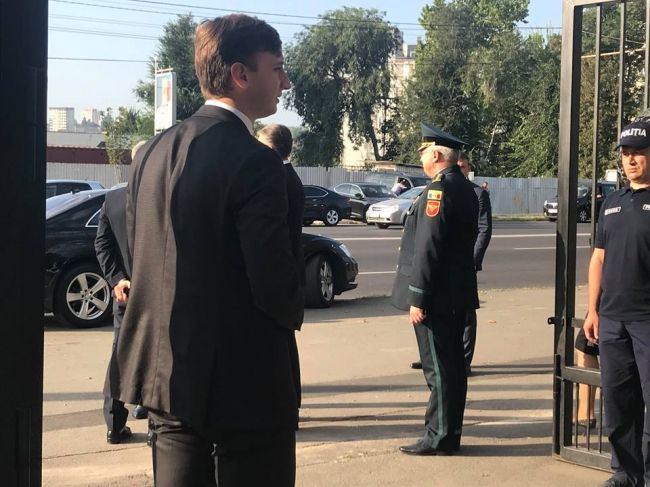 Игорь Додон, Павел Филип и Андриан Канду возложили цветы к памятнику "Скорбящей матери"