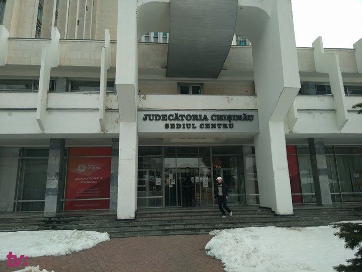 Из здания суда в центре Кишинева эвакуировали людей из-за сообщения о бомбе