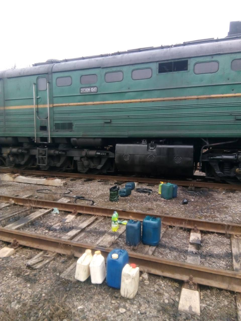 Двое мужчин пойманы с поличным на краже дизтоплива из локомотива