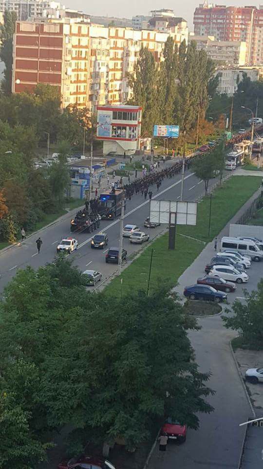 Locuitorii de la Poșta Veche și Rîșcani, treziți de împușcături și explozii. Ce căutau sutele de carabinieri pe străzi