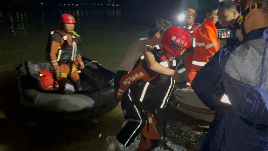 Mai multe bărci turistice s-au răsturnat în China: 10 morți și peste 70 de răniți
