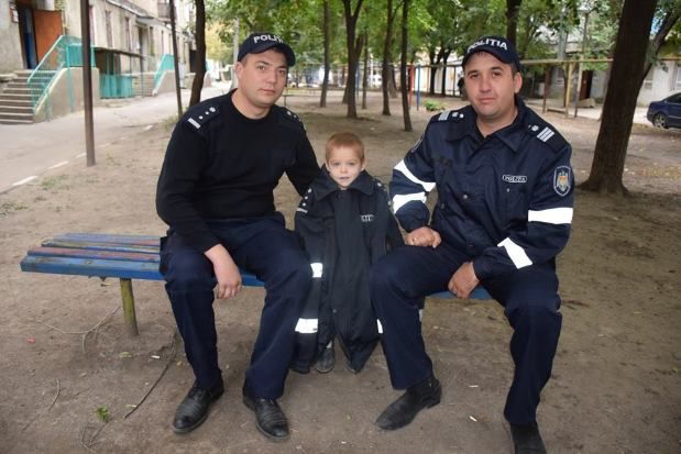 Un copil, îmbrăcat și hrănit de polițiștii din Bălți. A fost găsit în această dimineață fără părinți