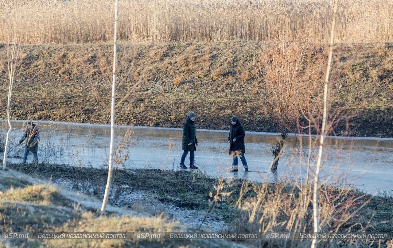 В Бельцах дети играют на тонком льду на реке Реут