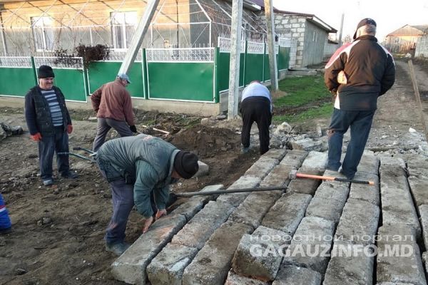 Жители Гайдар своими силами ремонтируют одну из улиц