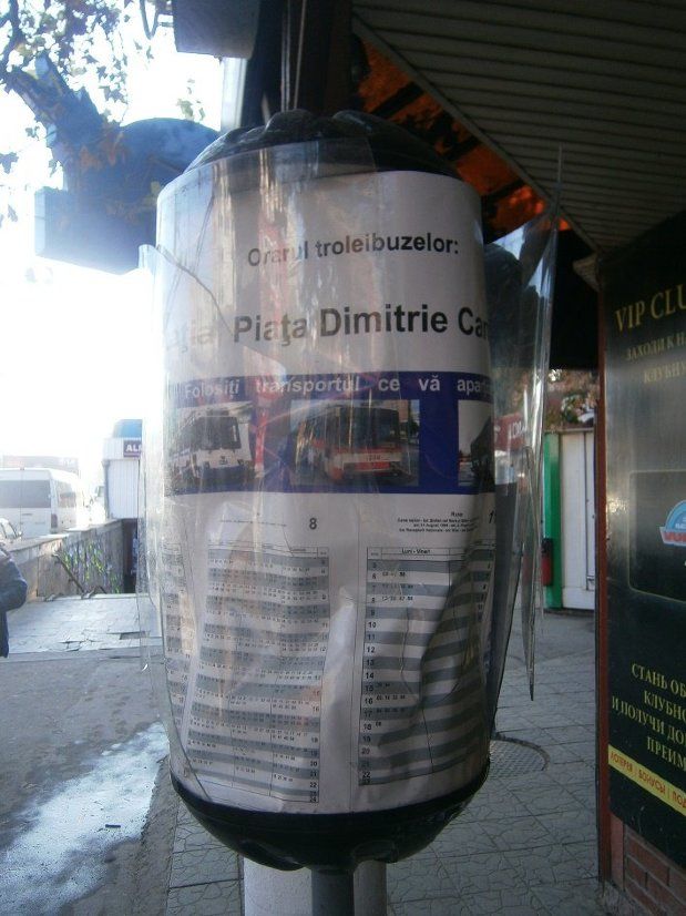 Mai multe panouri cu orarul circulației troleibuzelor din Chișinău au fost devastate peste noapte