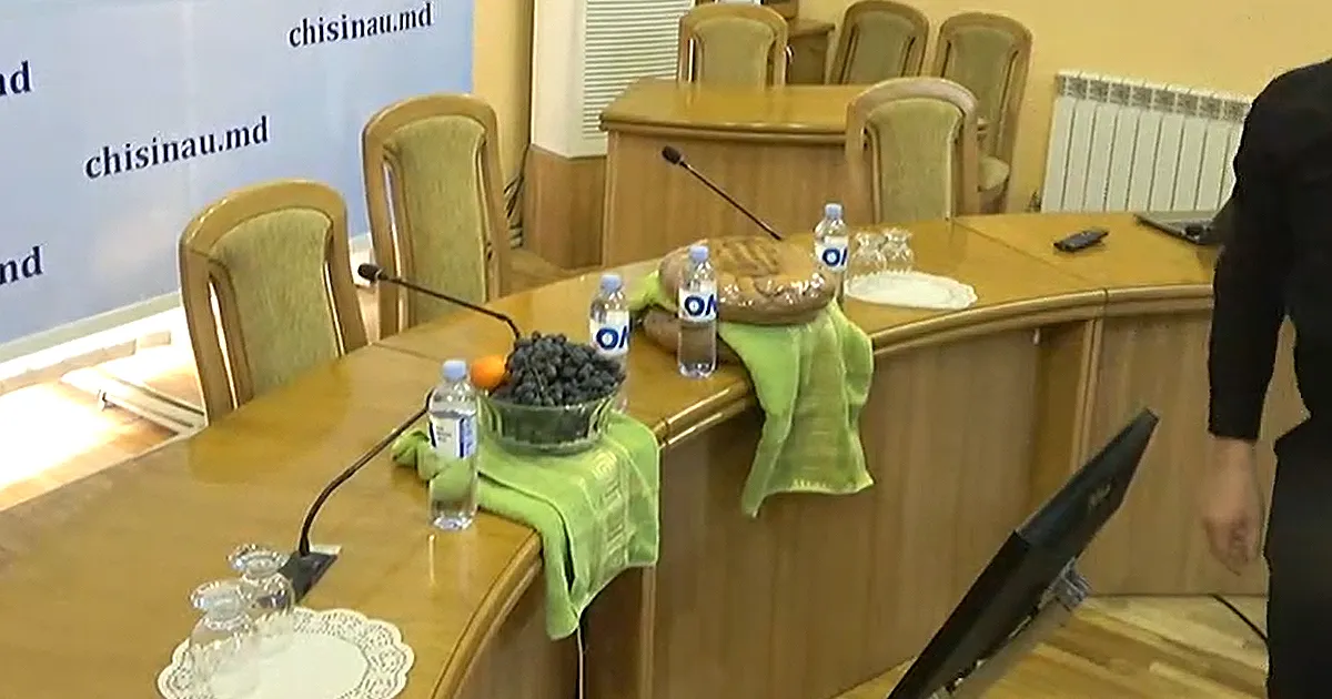 Мунсоветники PAS ждали своих коллег из MAN и PSRM на заседании с калачами и полотенцами