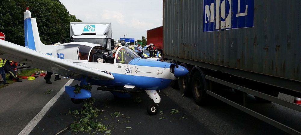 В Германии самолет совершил аварийную посадку на автобан