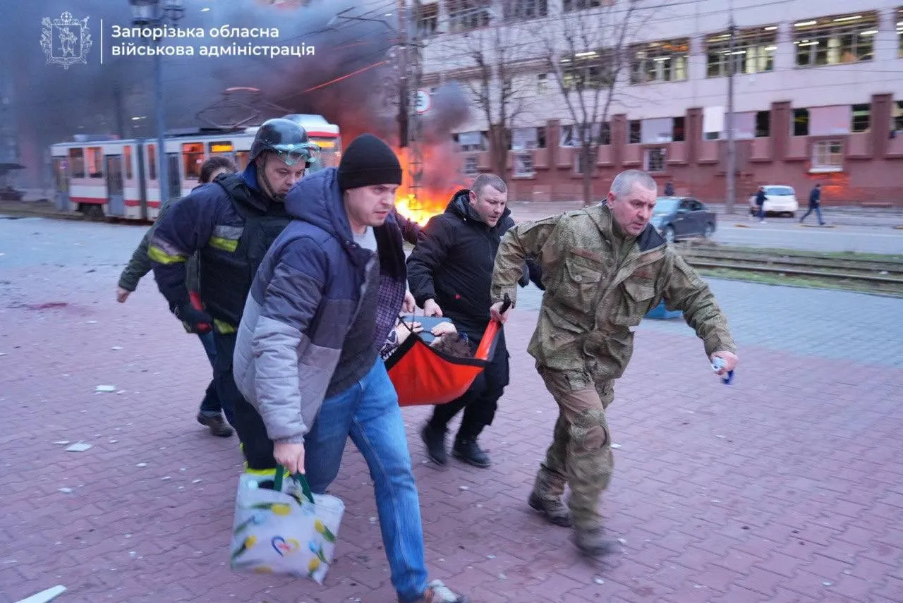 При ударе по Запорожью погибли 13 человек, 30 ранены
