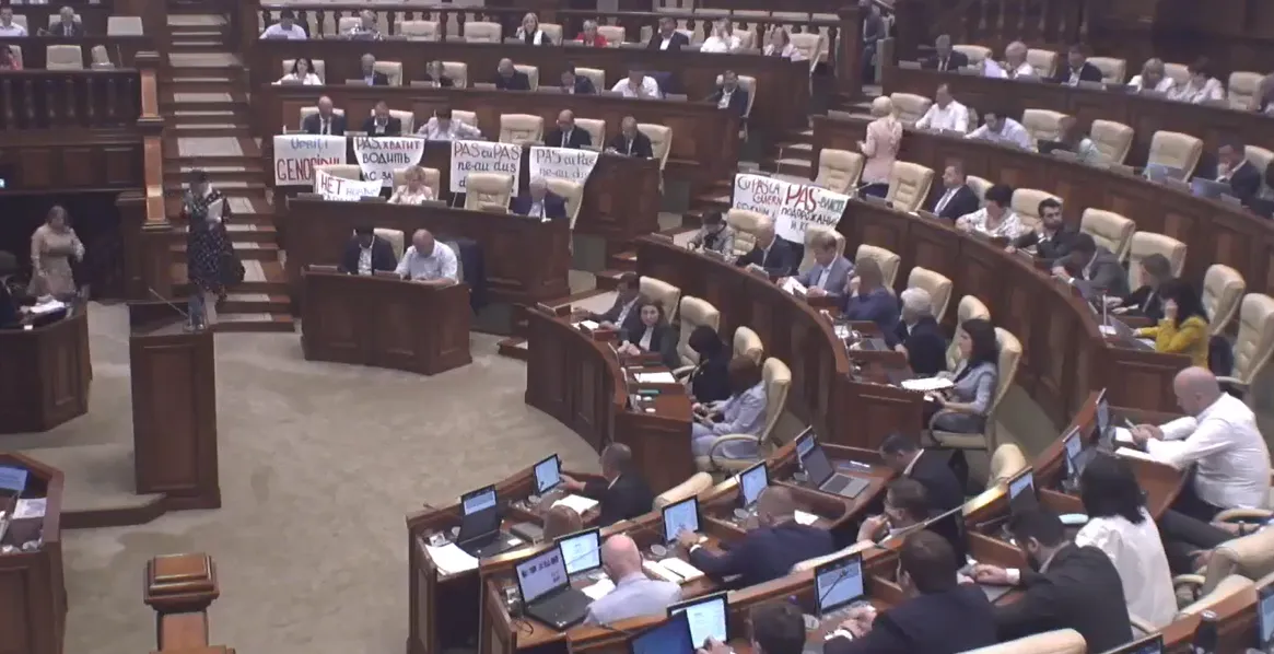 Депутаты ПКРМ и "Шор" принесли в зал заседания плакаты с протеста