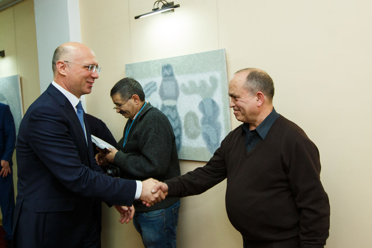 Expoziția artistului plastic Mihai Țăruș, vernisată la Guvern