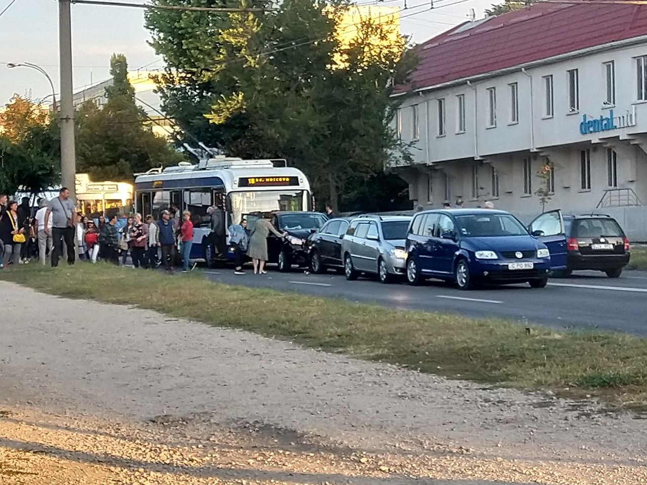 Столица с происшествия последний. Авария Кишинев троллейбус. ДТП Кишинев троллейбус. Авария в Кишиневе сегодня. Авария Молдова Кишинёв.