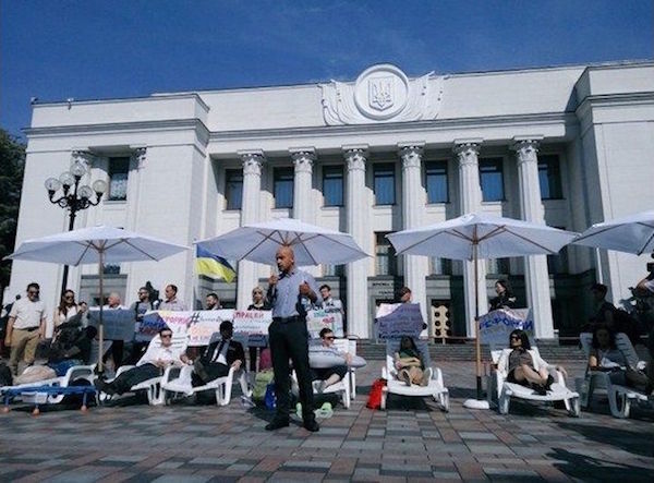 Под Раду принесли шезлонги и пляжные зонты