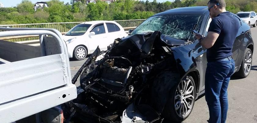 На Виадуке BMW X6 врезался в автоподъемник
